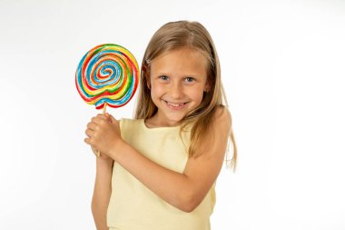 candy lolipop, mutlu kız büyük şeker lolipop yemek ile şirin mutlu çocuk. şeker ile sürpriz çocuk. izole üzerinde beyaz arka plan, stüdyo. Lolipop güzel küçük kız