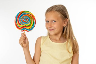 candy lolipop, mutlu kız büyük şeker lolipop yemek ile şirin mutlu çocuk. şeker ile sürpriz çocuk. izole üzerinde beyaz arka plan, stüdyo. Lolipop güzel küçük kız