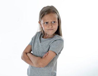 Beyaz arka plan üzerinde izole kızgın, üzgün ve depresyonda küçük sarışın kız portresi. Çocuğun yüzü duygular kavramı