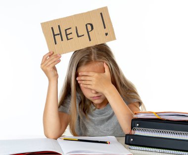 sevimli küçük okul kız yardım tutan stres ile kitap ve ev ödevi olarak imzalayın. Beyaz arka plan üzerinde izole çocuk eğitim kavramı