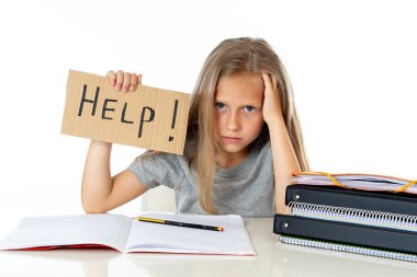 sevimli küçük okul kız yardım tutan stres ile kitap ve ev ödevi olarak imzalayın. Beyaz arka plan üzerinde izole çocuk eğitim kavramı