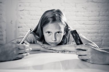 Annem ve babam cep telefonları biraz üzgün ihmal kullanarak kızı sıkılmış ve yalnız duygu terk edilmiş ve veliler ile hayal kırıklığına göz ardı. telefon hücre akıllı telefon bağımlılığı kötü davranış kavramı