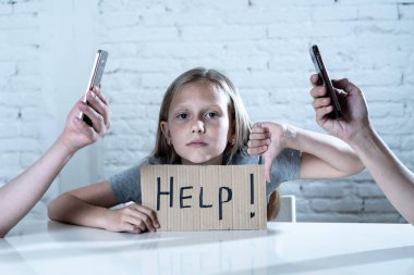 Annem ve babam cep telefonları biraz üzgün ihmal kullanarak kızı sıkılmış ve yalnız duygu terk edilmiş ve veliler ile hayal kırıklığına göz ardı. telefon hücre akıllı telefon bağımlılığı kötü davranış kavramı