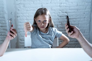 Annem ve babam cep telefonları biraz üzgün yoksayılan kızı sıkılmış ihmal ve yalnız duygu kullanarak gösteren başparmak aşağı terk edilmiş. telefon hücre akıllı telefon bağımlılığı kötü davranış kavramı