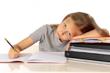 Öğrenme güçlüğü eğitim hakkında düşünme ile yorgun Genç Sevimli sarışın kız öğrenci. Beyaz arka planda göl kenarında üzerinde eğitim sorunları kavramı