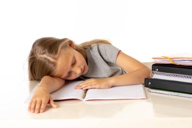 Öğrenme güçlüğü eğitim hakkında düşünme ile yorgun Genç Sevimli sarışın kız öğrenci. Beyaz arka planda göl kenarında üzerinde eğitim sorunları kavramı