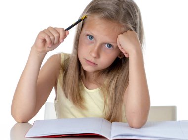 Eğitim, İlköğretim Okulu, çocukluk ve duygular bir kavram. Beyaz arka plan üzerinde sorunları öğrenme ile sinirli seyir eğitim üzgün ya da bıkkın küçük öğrenci kız