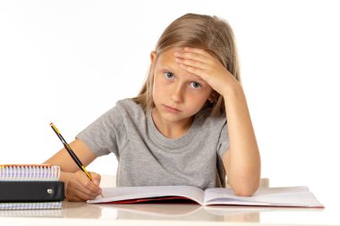 Eğitim, İlköğretim Okulu, çocukluk ve duygular bir kavram. Beyaz arka plan üzerinde sorunları öğrenme ile sinirli seyir eğitim üzgün ya da bıkkın küçük öğrenci kız