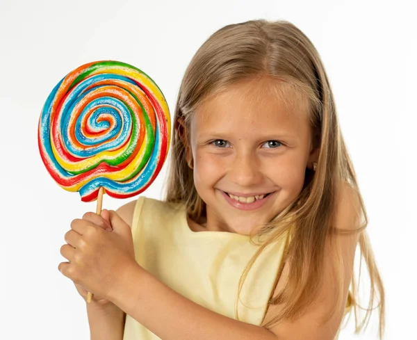 candy lolipop, mutlu kız büyük şeker lolipop yemek ile şirin mutlu çocuk. şeker ile sürpriz çocuk. izole üzerinde beyaz arka plan, stüdyo. Lolipop güzel küçük kız