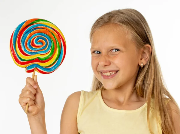 candy lolipop, mutlu kız büyük şeker lolipop yemek ile şirin mutlu çocuk. şeker ile sürpriz çocuk. izole üzerinde beyaz arka plan, stüdyo. Lolipop güzel küçük kız