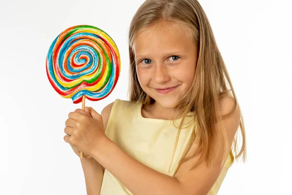 candy lolipop, mutlu kız büyük şeker lolipop yemek ile şirin mutlu çocuk. şeker ile sürpriz çocuk. izole üzerinde beyaz arka plan, stüdyo. Lolipop güzel küçük kız