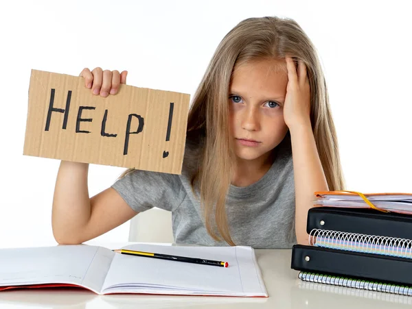 かわいい小さな学校の女の子は ヘルプを保持している書籍や宿題でストレスのサインします 白い背景で隔離の子供教育コンセプト — ストック写真