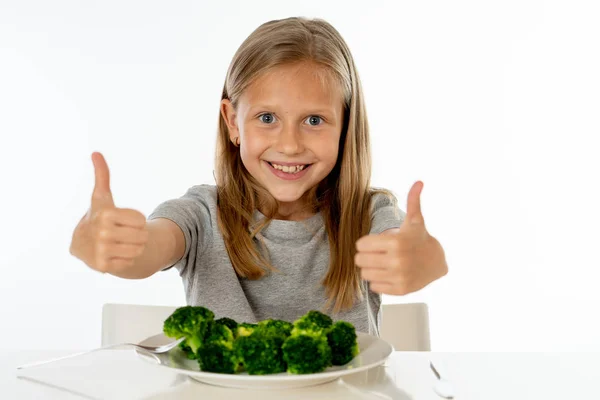 Feliz Chica Rubia Joven Comiendo Sus Verduras Brócoli Niño Sano — Foto de Stock