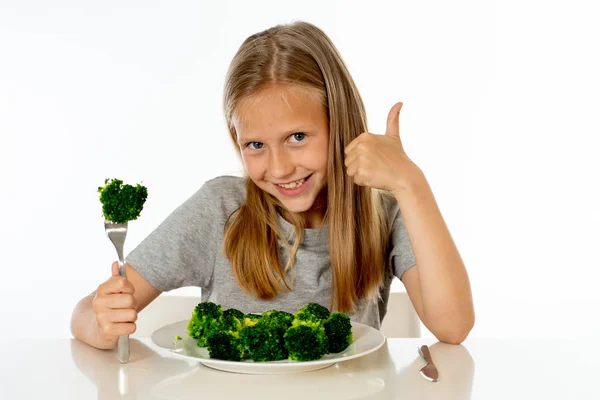 Feliz Chica Rubia Joven Comiendo Sus Verduras Brócoli Niño Sano — Foto de Stock