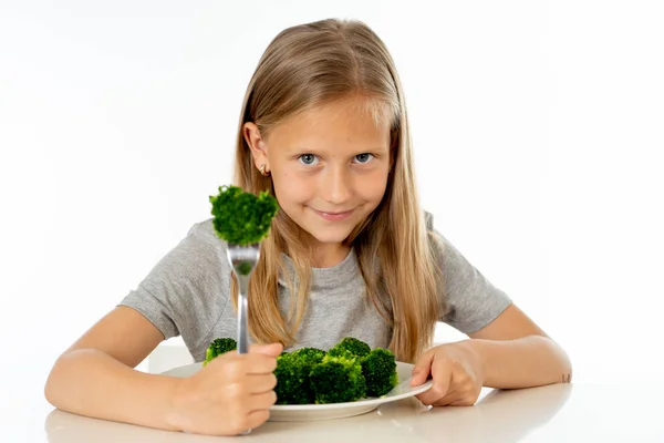 Feliz Chica Rubia Joven Comiendo Sus Verduras Brócoli Concepto Alimentación — Foto de Stock