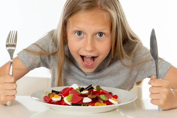 Menina Feliz Engraçado Com Prato Doces Menina Feliz Comendo Grandes — Fotografia de Stock