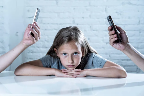 Madre Padre Utilizzando Telefoni Cellulari Trascurando Figlia Poco Triste Ignorato — Foto Stock