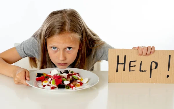 Triste Niña Años Pidiendo Ayuda Para Comer Plato Lleno Caramelos — Foto de Stock