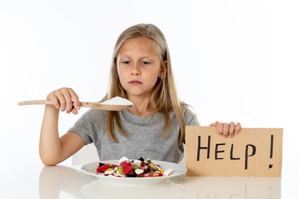 Triste Niña Años Pidiendo Ayuda Para Comer Plato Lleno Caramelos — Foto de Stock