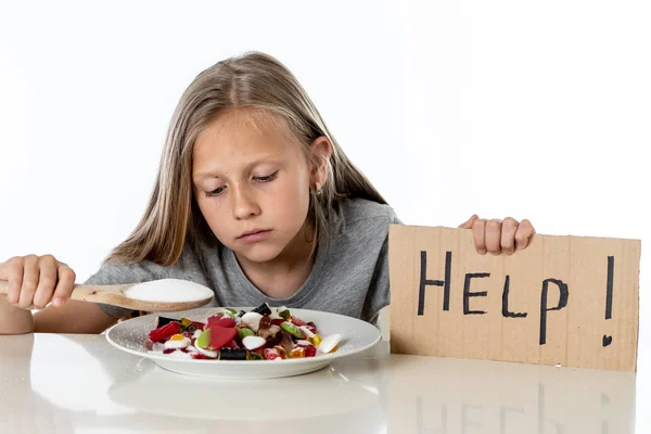 Triste Niña Años Pidiendo Ayuda Para Comer Plato Lleno Caramelos — Foto de Stock