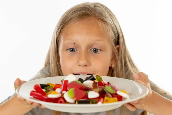 Vrij Gelukkig Kind Eten Schotel Vol Met Snoepjes Zoete Suiker — Stockfoto