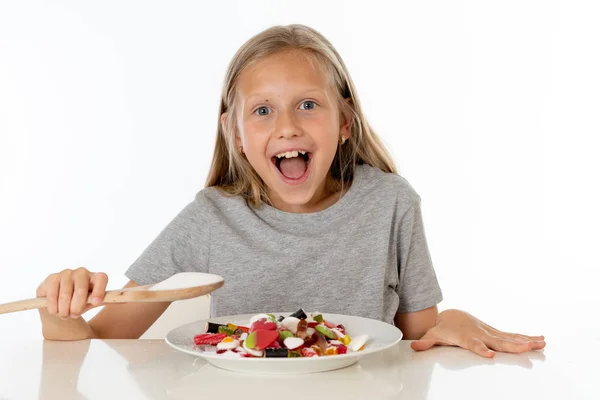 Bastante Feliz Caucásica Niña Comiendo Plato Lleno Dulces Concepto Nutrición — Foto de Stock