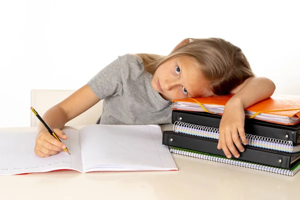 Fáradt Fiatal Aranyos Szőke Iskolás Tanulási Nehézségekkel Küzdő Gondolkodás Tanulás — Stock Fotó