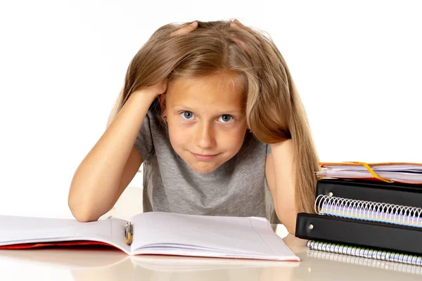 Söt Ung Liten Skolflicka Drar Hennes Hår Desperat Stress Medan — Stockfoto