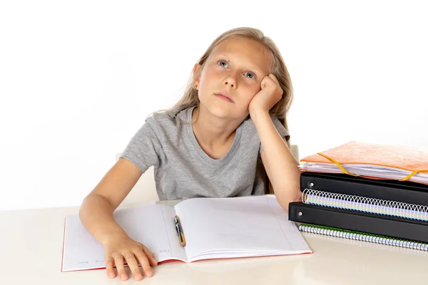 Éducation Concept Scolaire Petite Étudiante Écrit Dans Cahier Regardant Vers — Photo