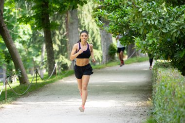 çalışan ve ağaçlar ve sarı yapraklar Şehir Park açık havada koşu eğitim sonbahar spor giyim kadın genç çekici ve mutlu atlet. Fitness ve sağlıklı yaşam konsepti