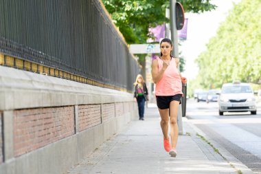 şehir ortamında yolda trafik ile şehir sokak koşu çekici genç latin kadın atlet 