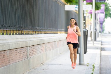 şehir ortamında yolda trafik ile şehir sokak koşu çekici genç latin kadın atlet 
