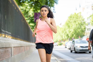 şehir ortamında yolda trafik ile şehir sokak koşu çekici genç latin kadın atlet 