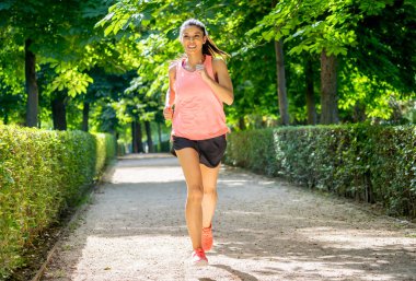 çalışan ve ağaçlar ve sarı yapraklar Şehir Park açık havada koşu eğitim sonbahar spor giyim kadın genç çekici ve mutlu atlet. Fitness ve sağlıklı yaşam konsepti