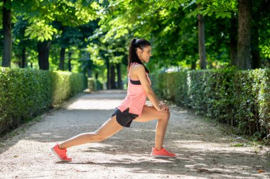 Daha önce fitness antrenman fitness sağlık kavramı vücudu germe içinde açık havada kadar ısınma Gölü sağlıklı genç bir kadın ile parkta genç çekici latin kadın egzersiz.