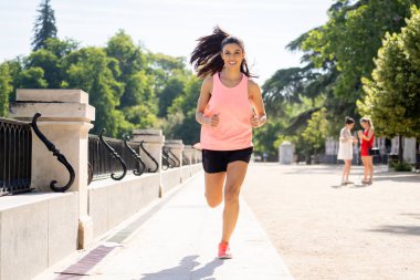 çalışan ve ağaçlar ve sarı yapraklar Şehir Park açık havada koşu eğitim sonbahar spor giyim kadın genç çekici ve mutlu atlet. Fitness ve sağlıklı yaşam konsepti