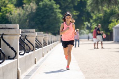 çalışan ve ağaçlar ve sarı yapraklar Şehir Park açık havada koşu eğitim sonbahar spor giyim kadın genç çekici ve mutlu atlet. Fitness ve sağlıklı yaşam konsepti