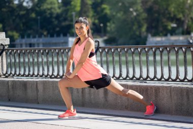 Daha önce fitness antrenman fitness sağlık kavramı vücudu germe içinde açık havada kadar ısınma Gölü sağlıklı genç bir kadın ile parkta genç çekici latin kadın egzersiz.