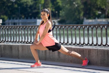 Daha önce fitness antrenman fitness sağlık kavramı vücudu germe içinde açık havada kadar ısınma Gölü sağlıklı genç bir kadın ile parkta genç çekici latin kadın egzersiz.