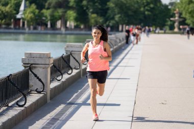 çalışan ve ağaçlar ve sarı yapraklar Şehir Park açık havada koşu eğitim sonbahar spor giyim kadın genç çekici ve mutlu atlet. Fitness ve sağlıklı yaşam konsepti