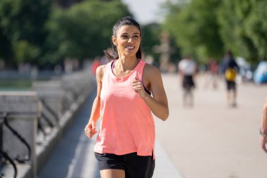 çalışan ve ağaçlar ve sarı yapraklar Şehir Park açık havada koşu eğitim sonbahar spor giyim kadın genç çekici ve mutlu atlet. Fitness ve sağlıklı yaşam konsepti