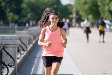çalışan ve ağaçlar ve sarı yapraklar Şehir Park açık havada koşu eğitim sonbahar spor giyim kadın genç çekici ve mutlu atlet. Fitness ve sağlıklı yaşam konsepti