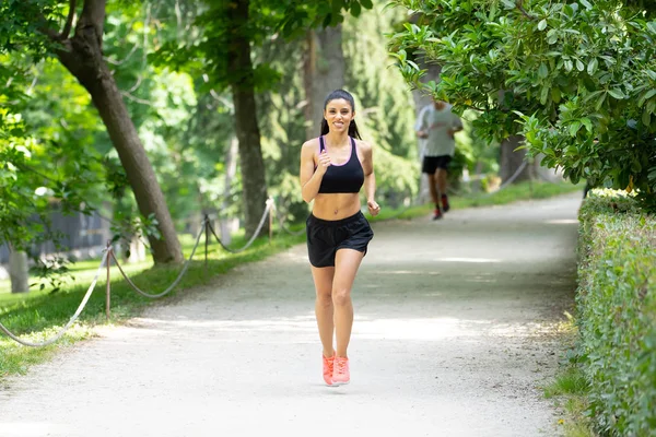 Giovane Donna Corridore Attraente Felice Autunno Abbigliamento Sportivo Corsa Formazione — Foto Stock