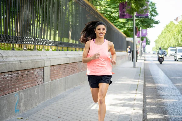 şehir ortamında yolda trafik ile şehir sokak koşu çekici genç latin kadın atlet 