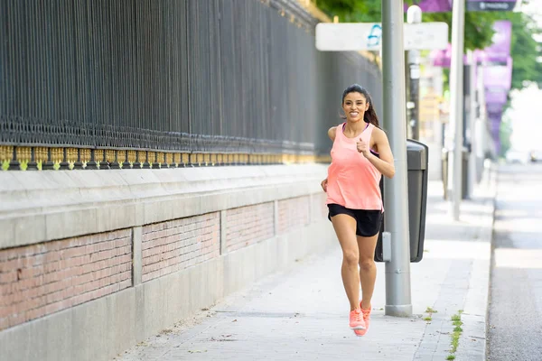 şehir ortamında yolda trafik ile şehir sokak koşu çekici genç latin kadın atlet 