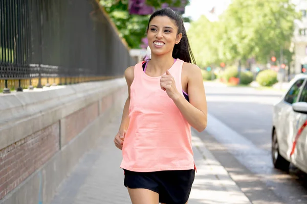 şehir ortamında yolda trafik ile şehir sokak koşu çekici genç latin kadın atlet 