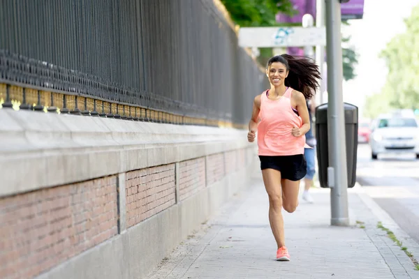 şehir ortamında yolda trafik ile şehir sokak koşu çekici genç latin kadın atlet 