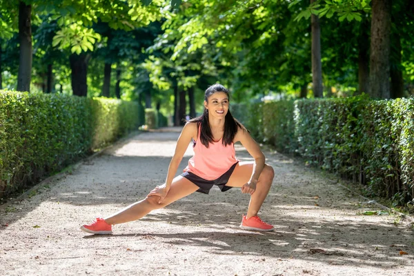 Молодая Привлекательная Латинская Женщина Тренировки Перед Фитнес Тренировки Парке Озером — стоковое фото
