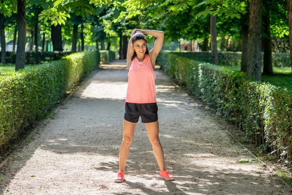 Молодая Привлекательная Латинская Женщина Тренировки Перед Фитнес Тренировки Парке Озером — стоковое фото
