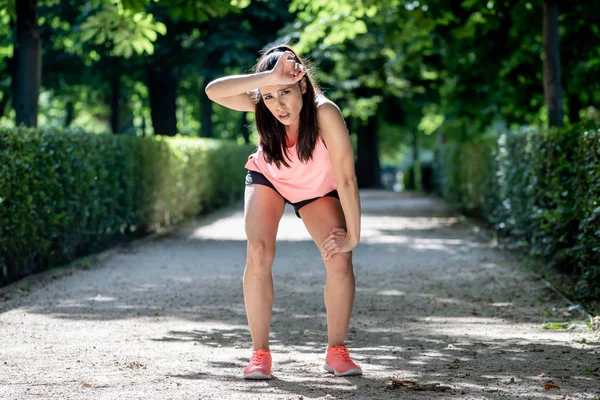 Joven Hermosa Atractiva Mujer Deportiva Corredor Ropa Deportiva Respirando Tomando —  Fotos de Stock